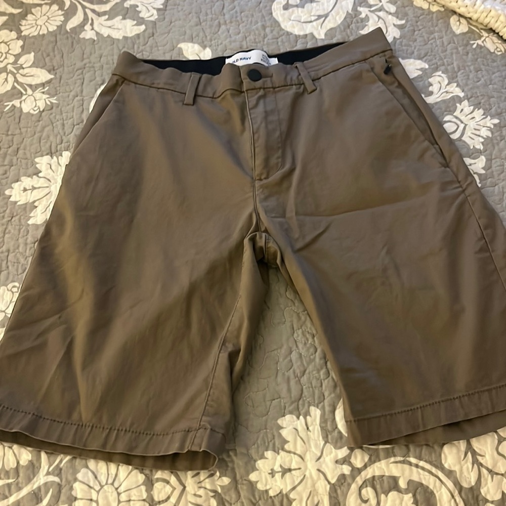 Old Navy 28w Ultimate Tech Slim Built in Flex shorts EUC
